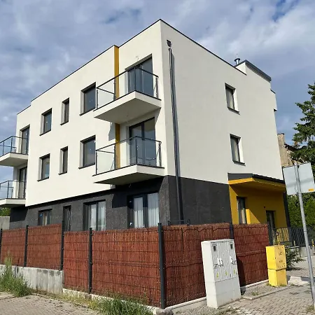 R House - Brand New With Patio And Garage *