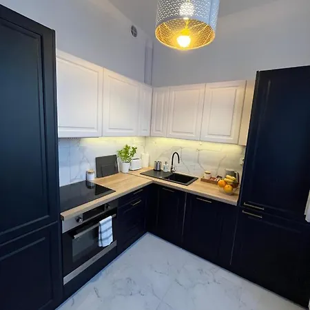 R House - Brand New With Patio And Garage *