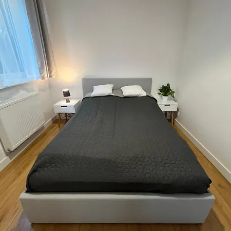 R House - Brand New With Patio And Garage *