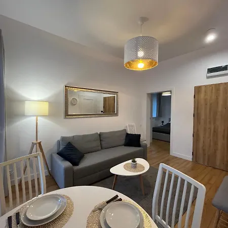 Apartment R House - Brand New With Patio And Garage Warsaw