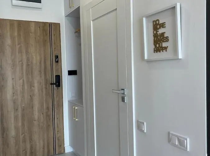 R House - Brand New With Patio And Garage شقة