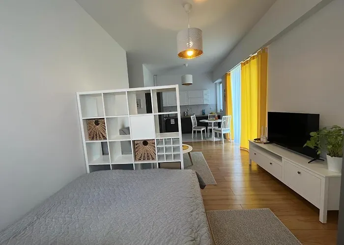 R House - Brand New With Patio And Garage *