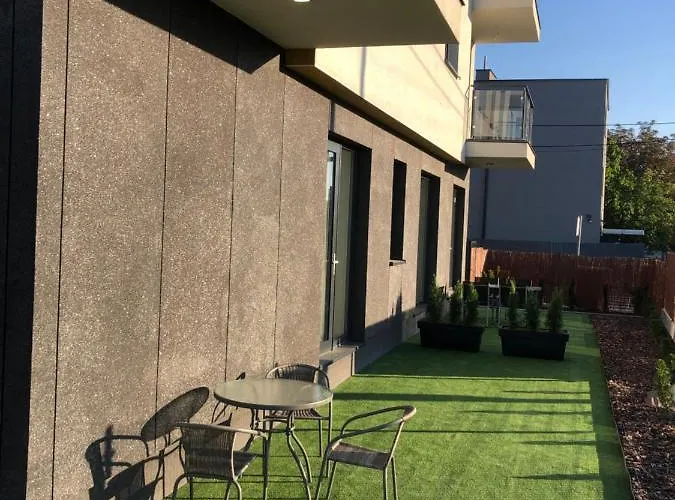 R House - Brand New With Patio And Garage