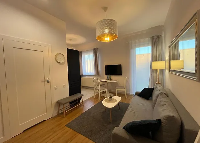 شقة R House - Brand New With Patio And Garage وارسو