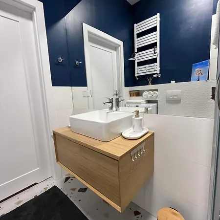 R House - Brand New With Patio And Garage Apartament *