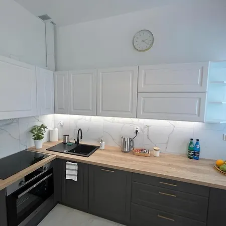 R House - Brand New With Patio And Garage