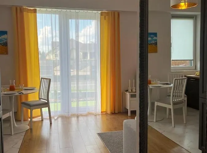 R House - Brand New With Patio And Garage *