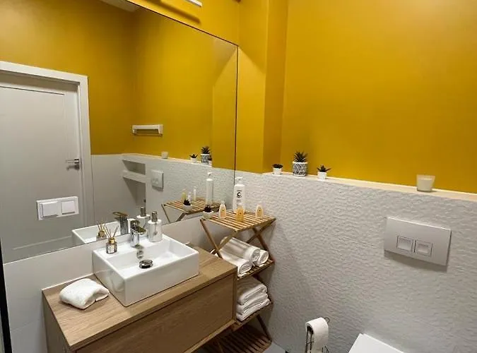 R House - Brand New With Patio And Garage