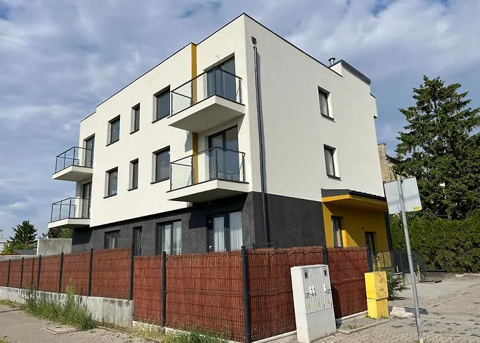 R House - Brand New With Patio And Garage *